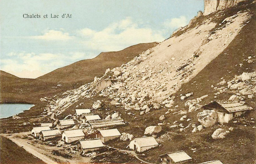 Carte postale colorisée des années 1920 : chalets d'alpage au lac d'Aï sur la commune de Leysin dans le canton de Vaud (Suisse).