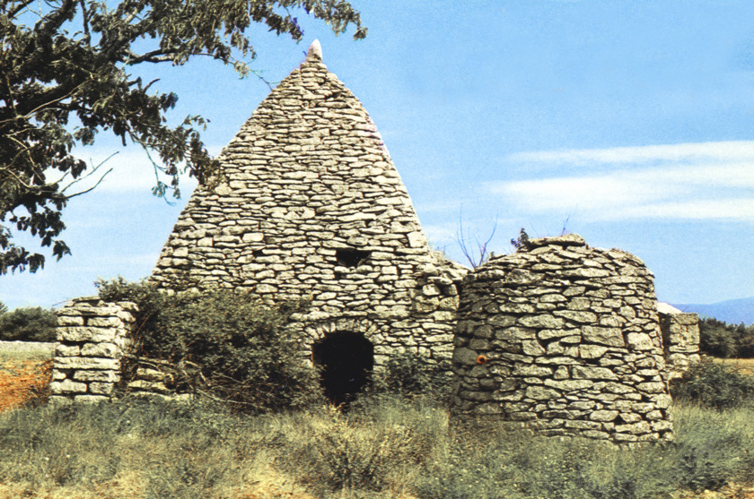 Cabanon pointu au lieudit Garuse à Saignon (Vaucluse) dans les années 1960-1970.