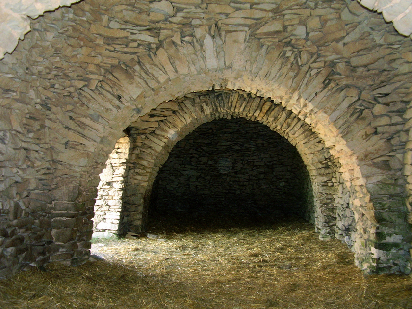 Jas des Terres-du-Roux à Redortiers (Alpes-de-Haute-Provence) : intérieur de la bergerie avec ses trois arcs.