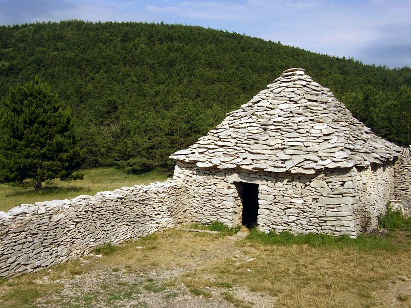 Jas des Terres-du-Roux à Redortiers (Alpes-de-Haute-Provence) : la cabane du berger.