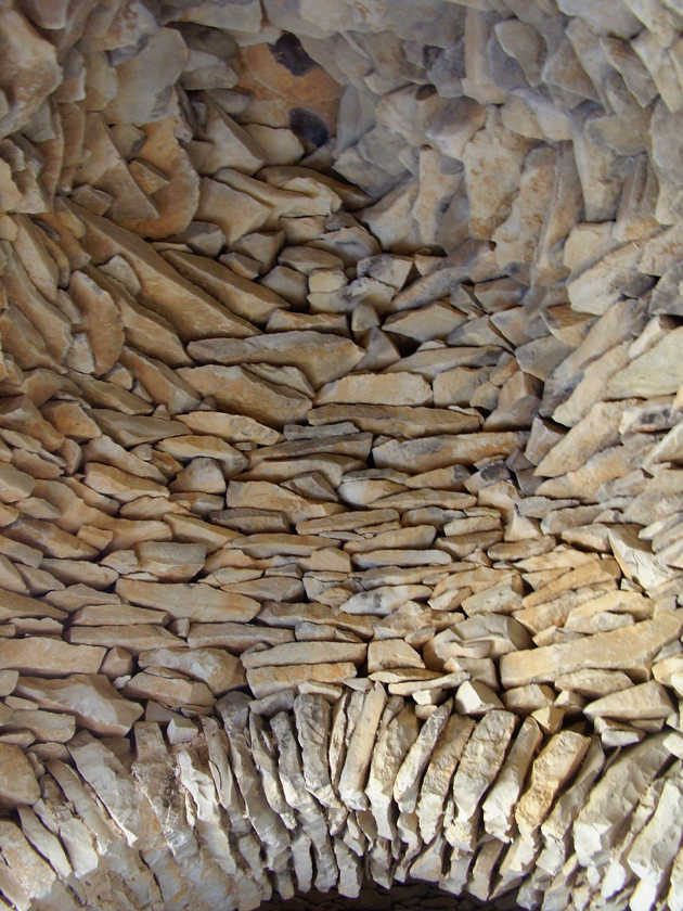 Jas des Terres-du-Roux à Redortiers (Alpes-de-Haute-Provence) : voûte encorbellée en pierre sèche sur arcs doubleaux maçonnés au mortier.