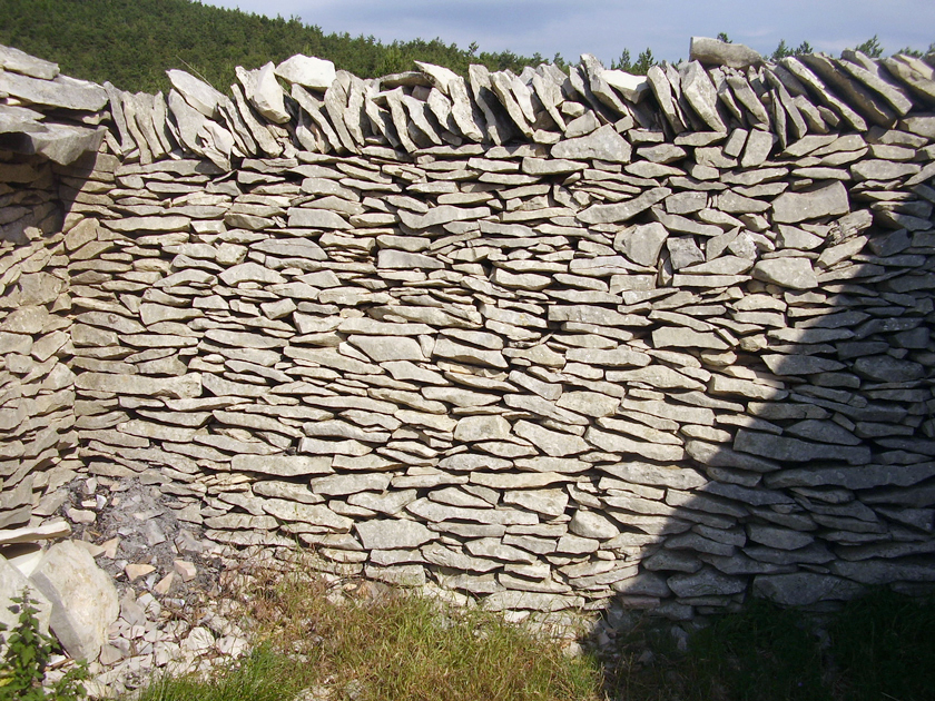 Jas des Terres-du-Roux à Redortiers (Alpes-de-Haute-Provence) : mur de clôture du fond.