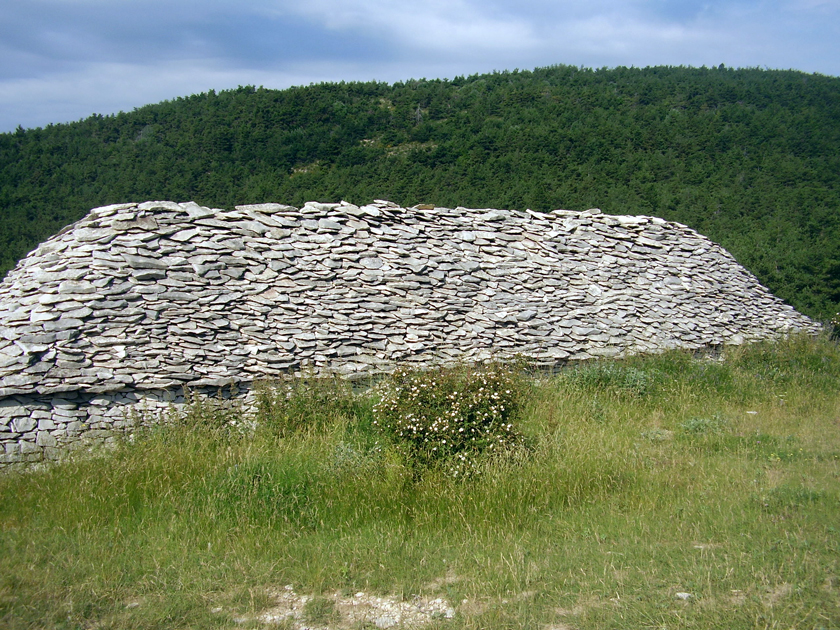 Jas des Terres-du-Roux à Redortiers (Alpes-de-Haute-Provence) : toit de lauses de la bergerie.