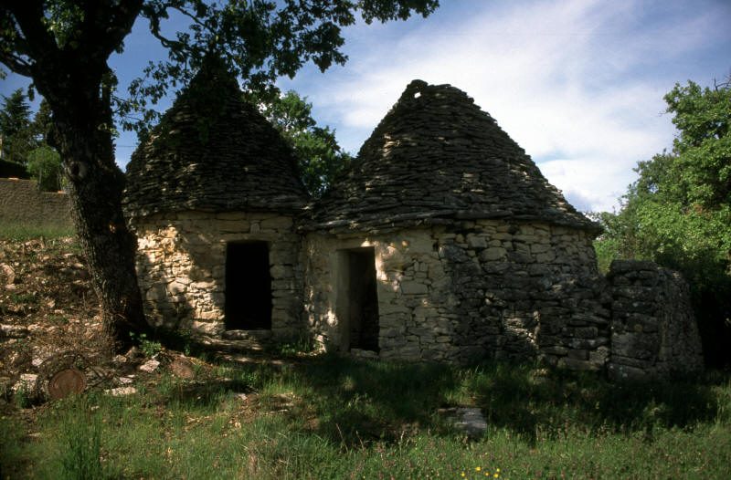 Cabanes accolées à Forcalquier photographiées par Jean Laffitte en 2004.