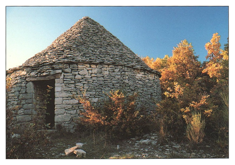 Grand cabanon pointu de Mane (Alpes-de-Haute-Provence). Carte postale en couleur de Pierre Ricou, 1985.