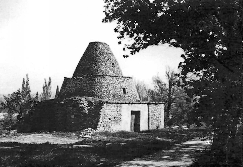 Cabane des Plans à Salon-de-Provence au début du XXe siècle, vue de trois-quarts gauche.