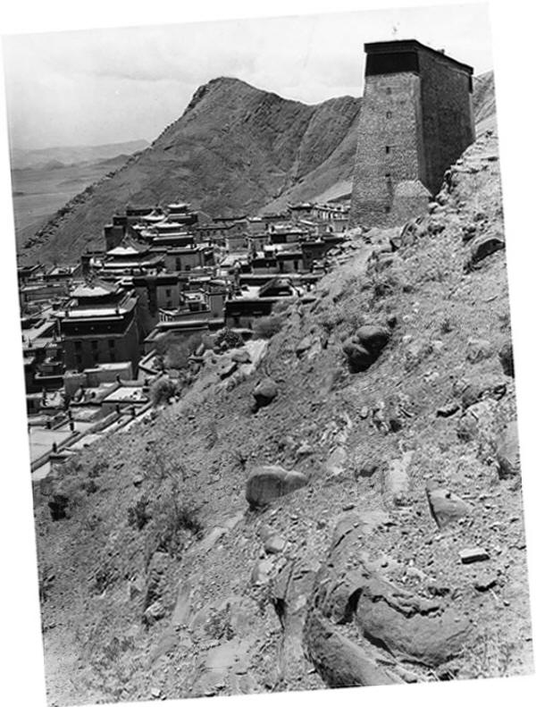 Monastre de Tashilhunpo  Shigats, 1938 : vue d'un des cts troits et de la faade arrire du mur  thangka photographis par Ernst Krause.